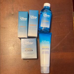 Disney Resorts set of 5. NWT 1 ea soap, lotion, vanity kit, shower cap mouthwash